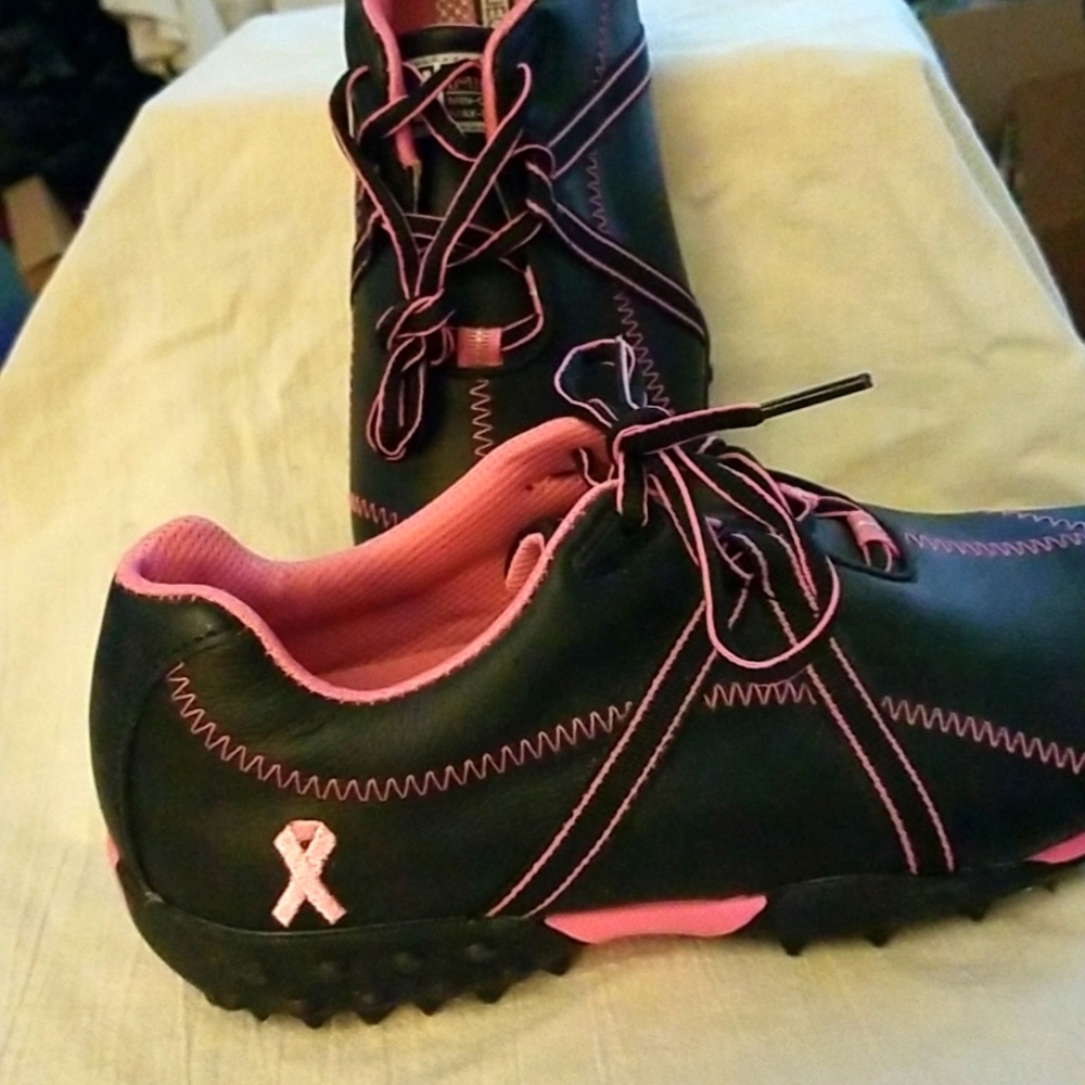 Ladys golf shoes honoring cancer